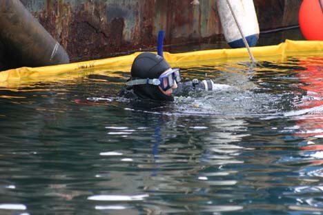 A new diver participates in the boat salvage/scavenger hunt