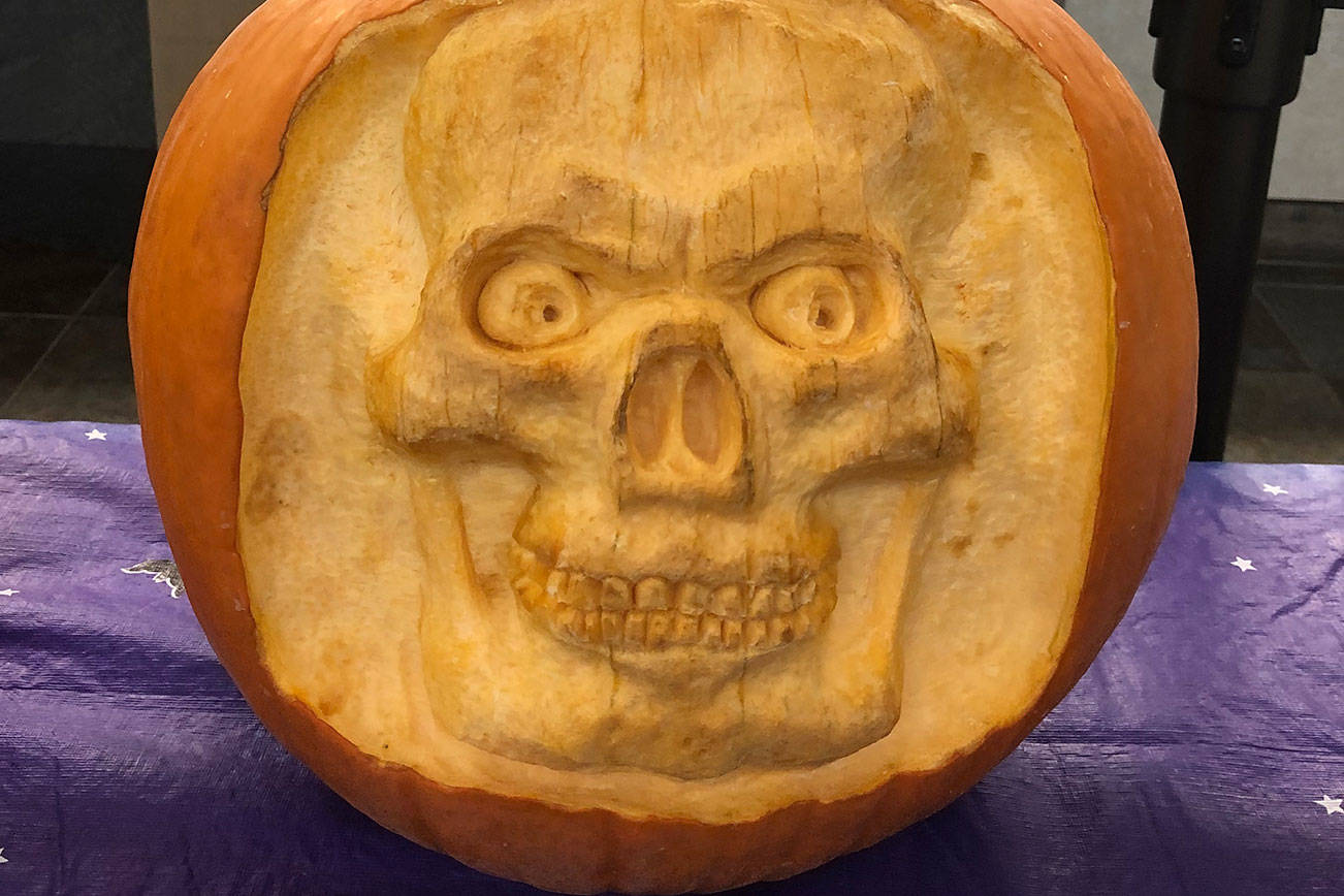 Islanders Bank hosts pumpkin-carving contest